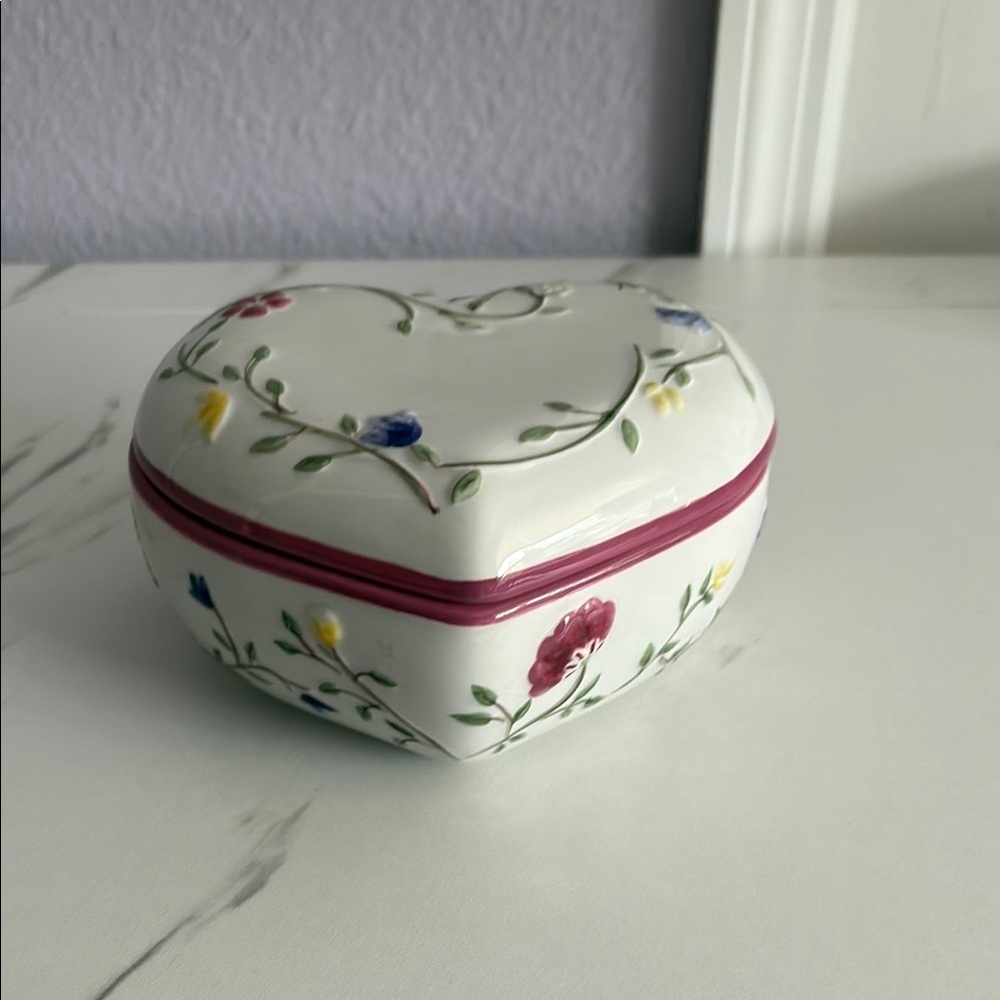 Johnson Brothers Heart-Shaped Floral Box - White, Pink, Green, Yellow, Blue - Picture 4 of 6